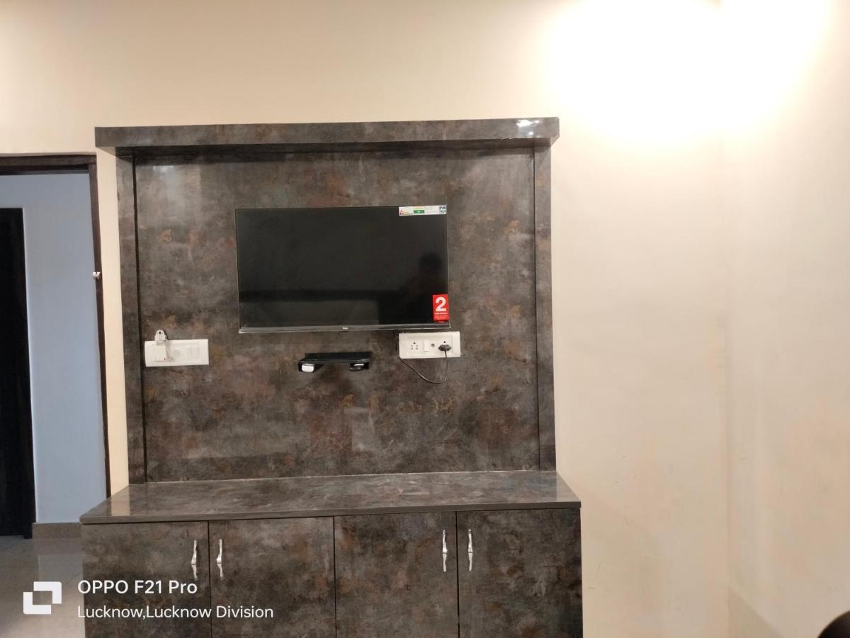 Hotel Kbs ラクナウ エクステリア 写真