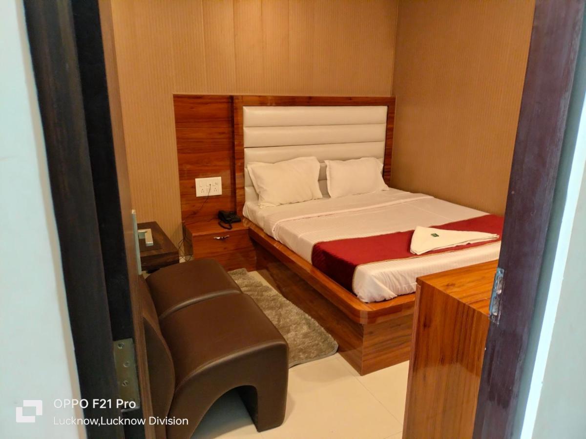 Hotel Kbs ラクナウ エクステリア 写真
