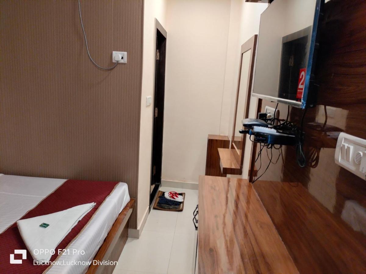 Hotel Kbs ラクナウ エクステリア 写真